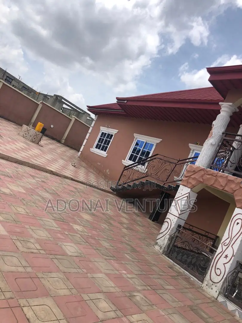 8bdrm House in Atimatim, Kumasi Metropolitan for sale