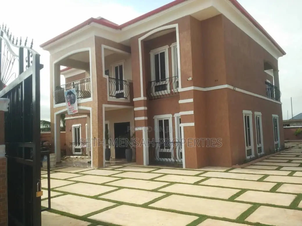 7bdrm Mansion in Skm, Tema Metropolitan for sale