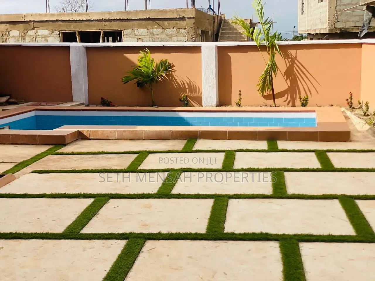 7bdrm Mansion in Skm, Tema Metropolitan for sale