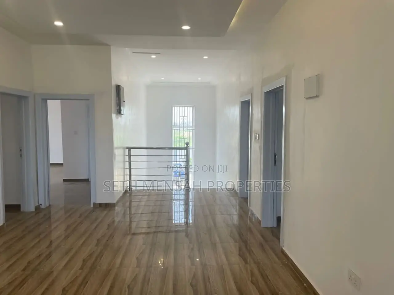 7bdrm Mansion in Skm, Tema Metropolitan for sale