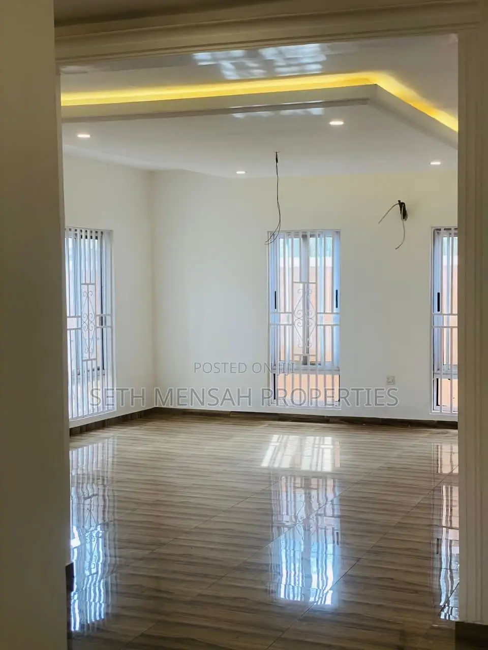 7bdrm Mansion in Skm, Tema Metropolitan for sale
