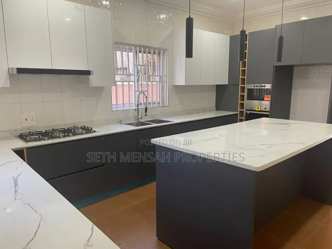 7bdrm Mansion in Skm, Tema Metropolitan for sale