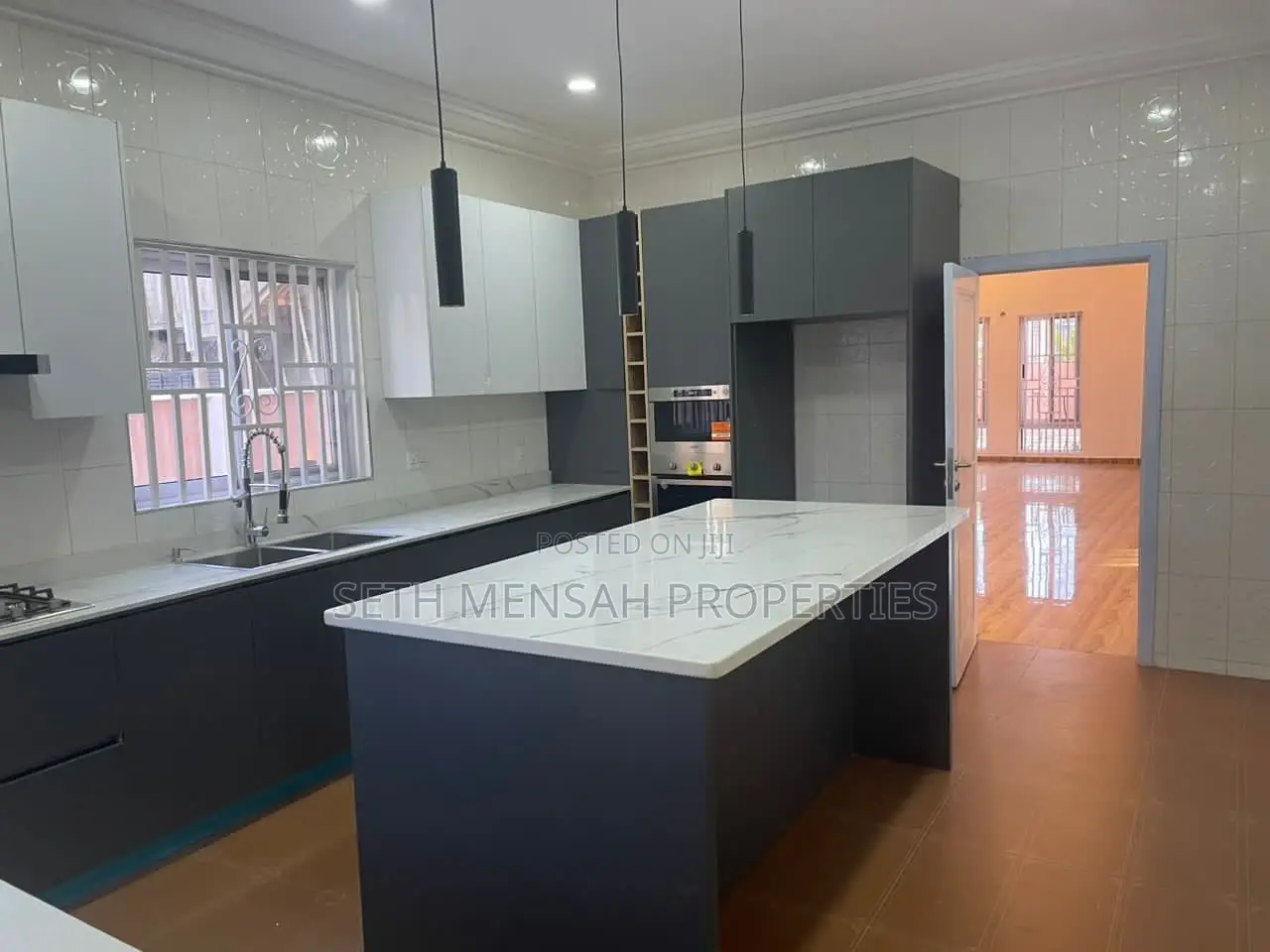 7bdrm Mansion in Skm, Tema Metropolitan for sale