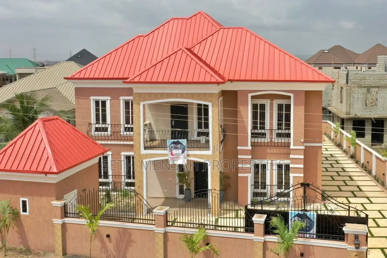 7bdrm Mansion in Skm, Tema Metropolitan for sale