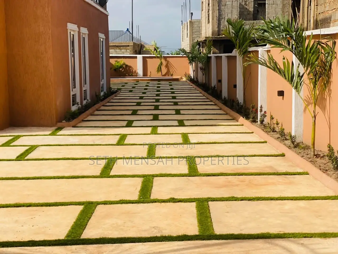 7bdrm Mansion in Skm, Tema Metropolitan for sale