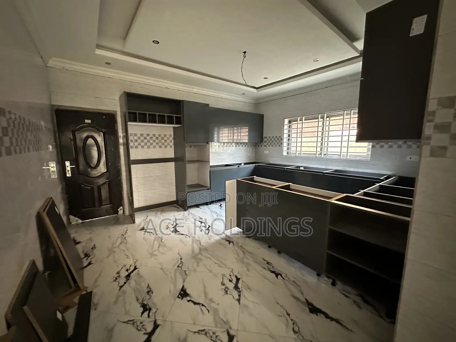 5bdrm Mansion in Lakeside for sale