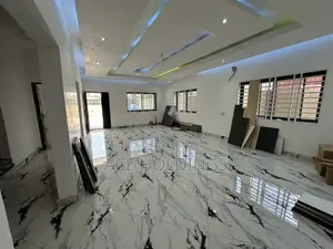 5bdrm Mansion in Lakeside for sale