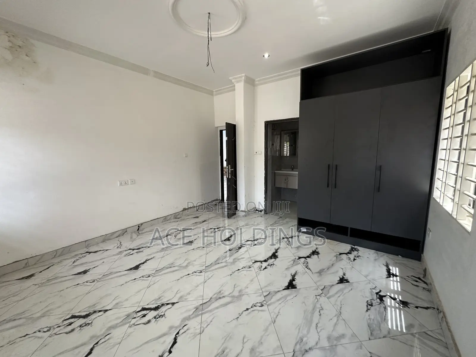 5bdrm Mansion in Lakeside for sale