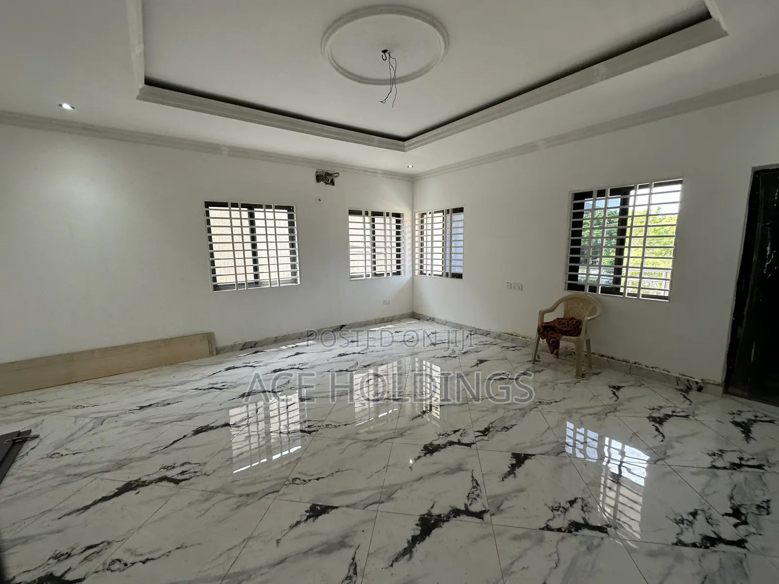 5bdrm Mansion in Lakeside for sale
