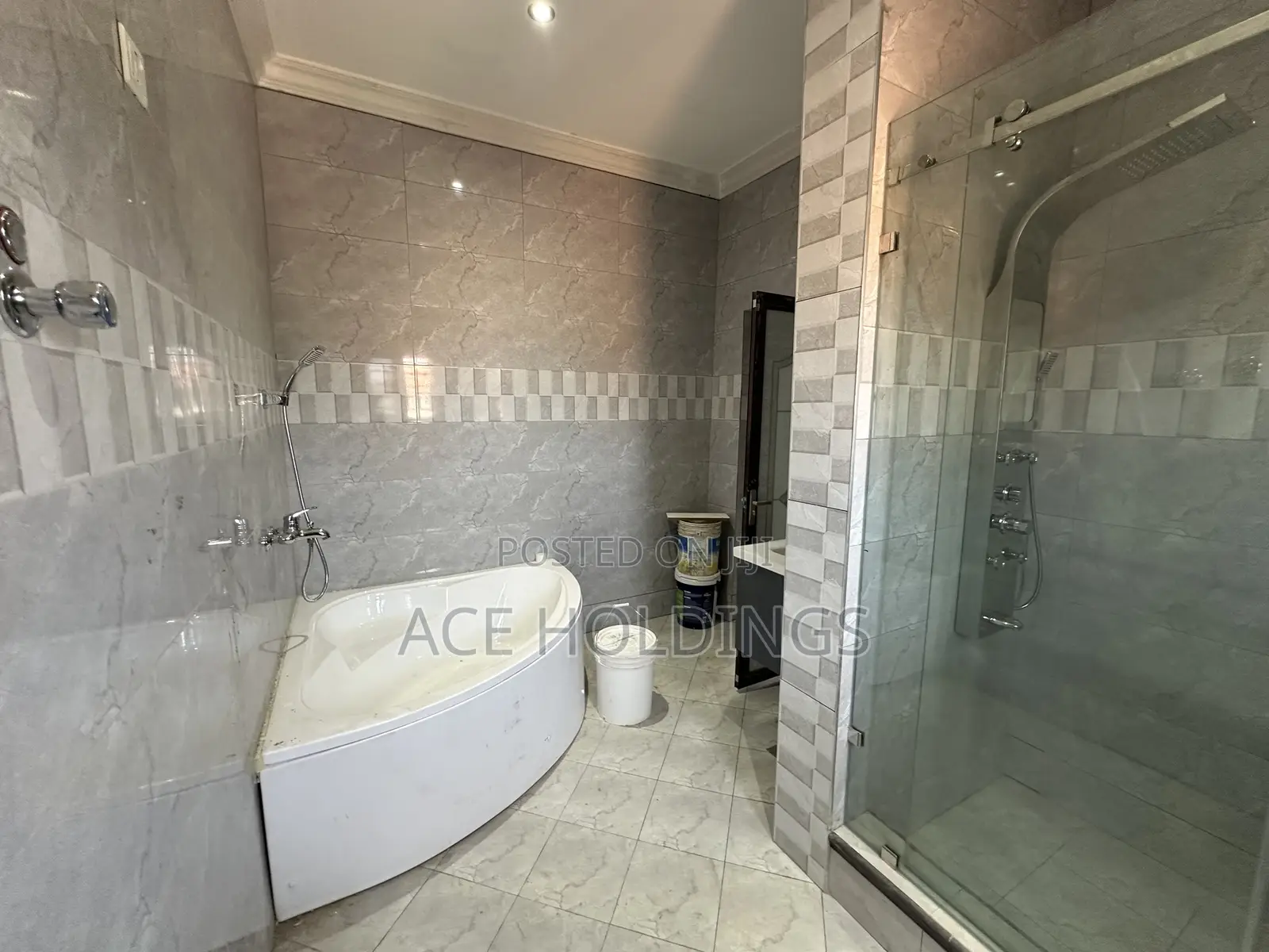 5bdrm Mansion in Lakeside for sale