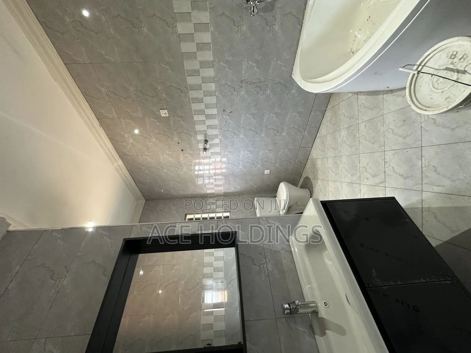 5bdrm Mansion in Lakeside for sale