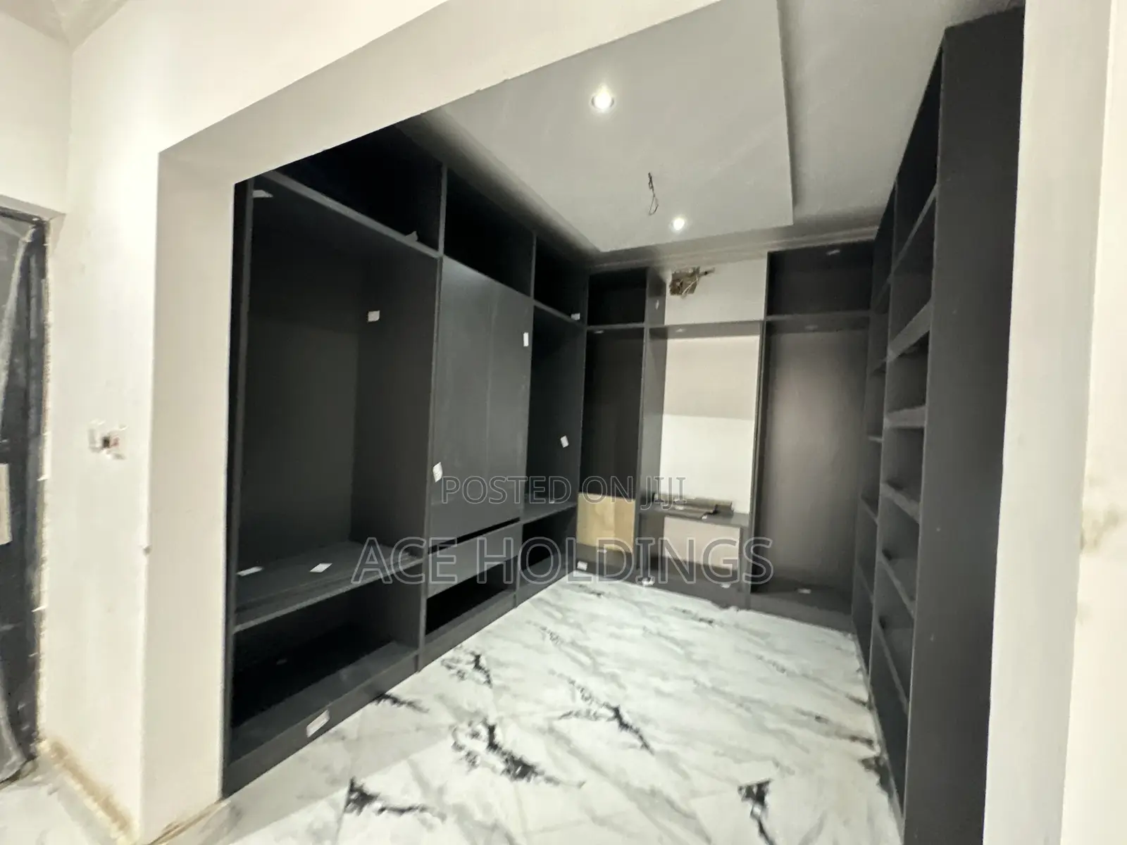 5bdrm Mansion in Lakeside for sale