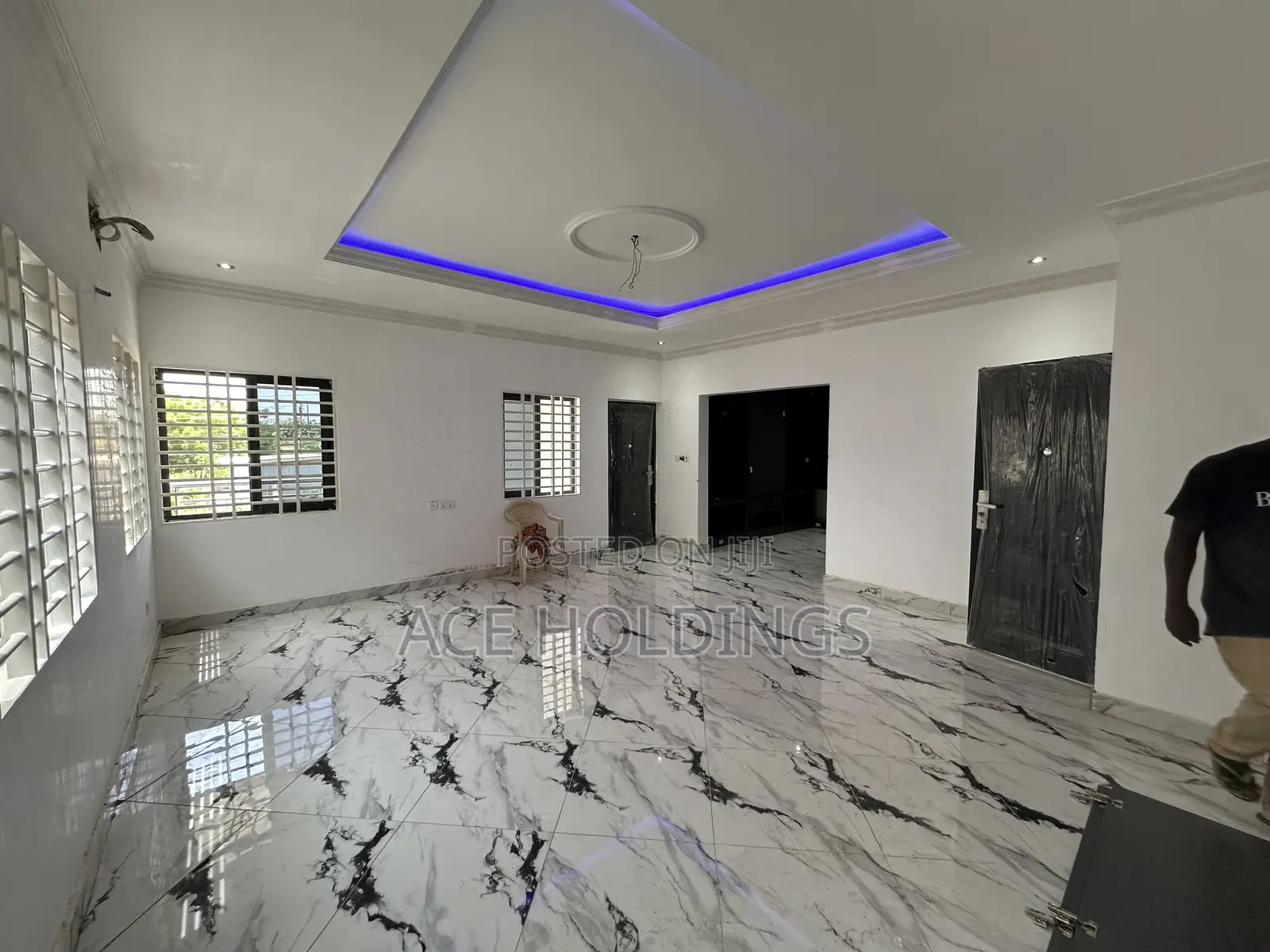 5bdrm Mansion in Lakeside for sale