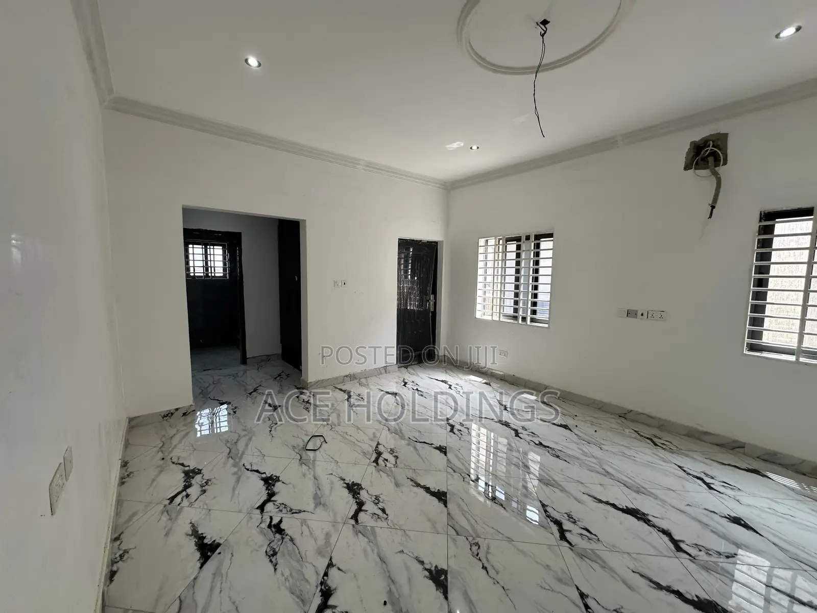 5bdrm Mansion in Lakeside for sale