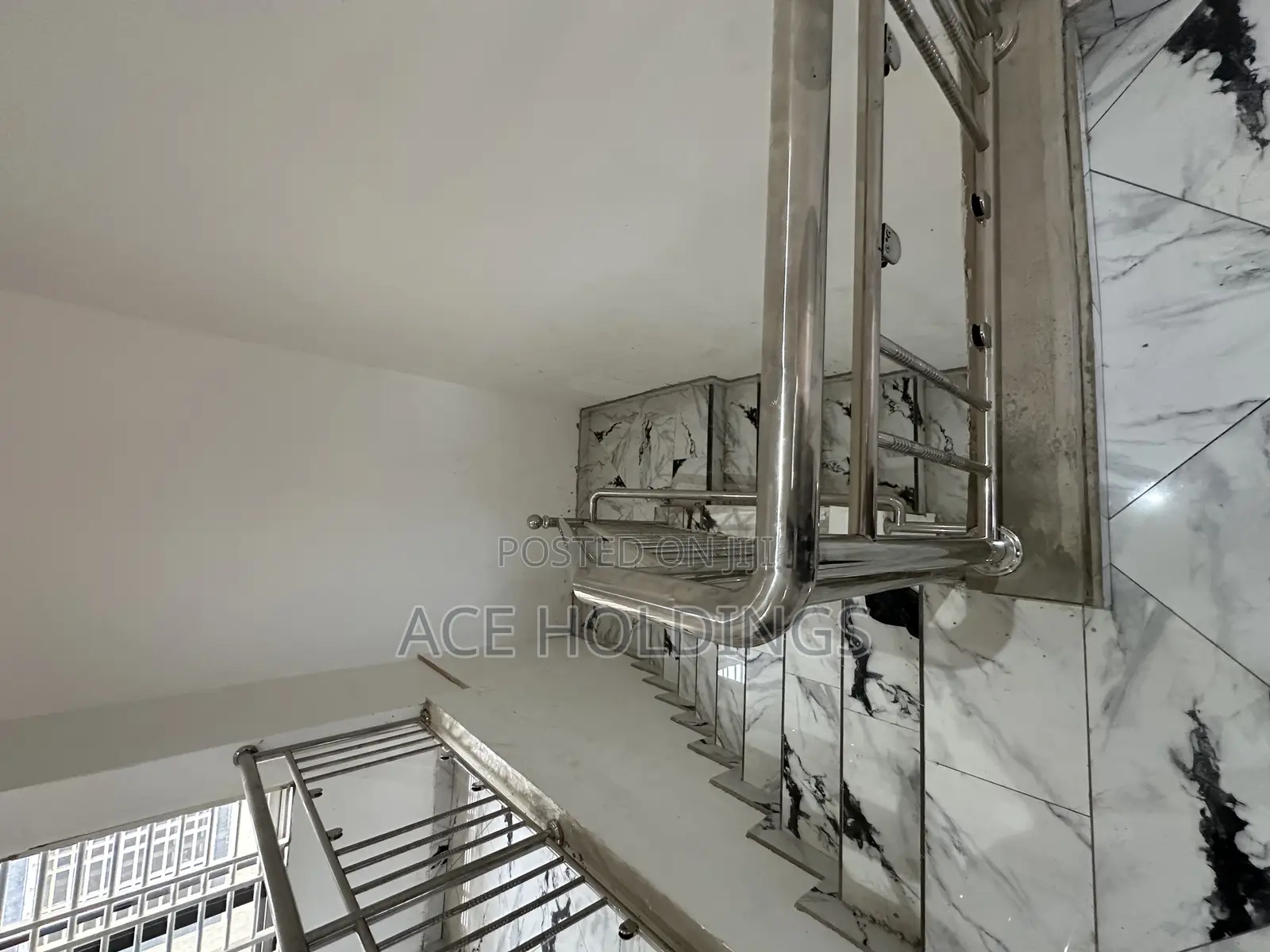 5bdrm Mansion in Lakeside for sale