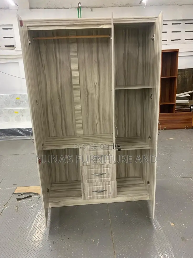 Wardrobe With Mirror (3 Doors)