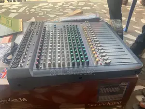 Soundcraft Signature 16 16-channel Mixer Lexicon Effects