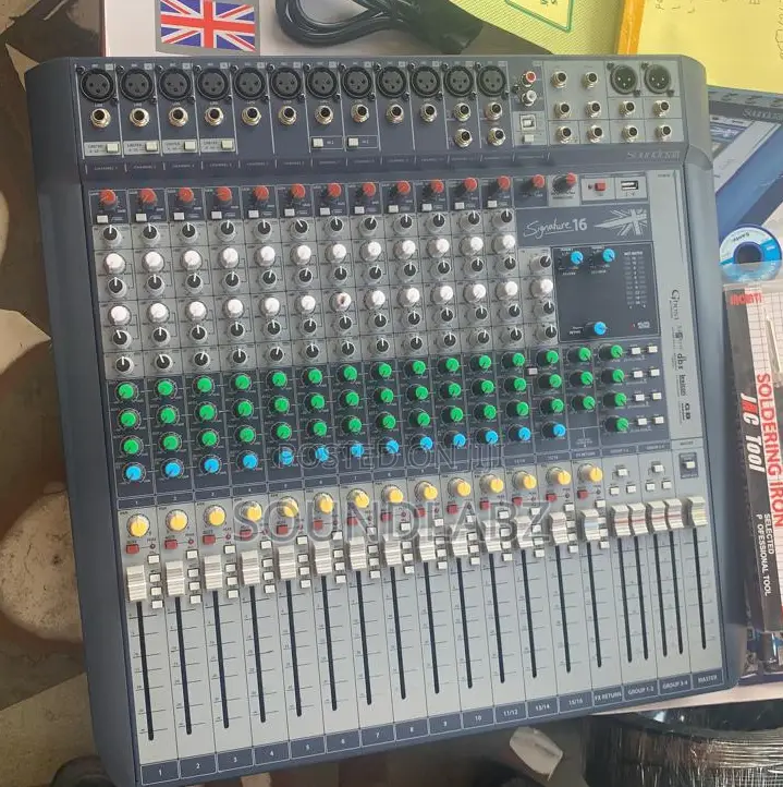Soundcraft Signature 16 16-channel Mixer Lexicon Effects