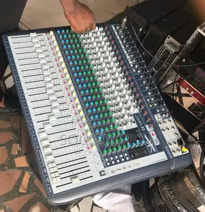 Soundcraft Signature 22 22-Input Analog Mixer With Effects