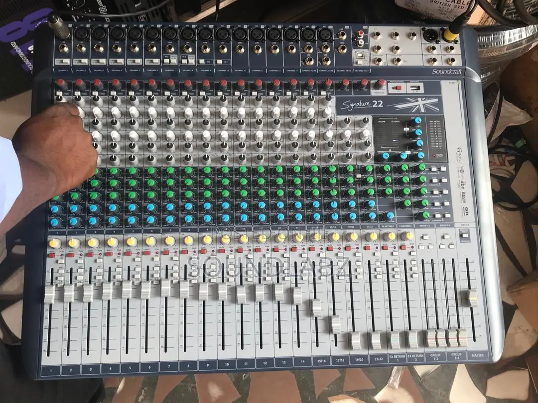 Soundcraft Signature 22 22-Input Analog Mixer With Effects