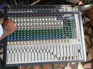Soundcraft Signature 22 22-Input Analog Mixer With Effects
