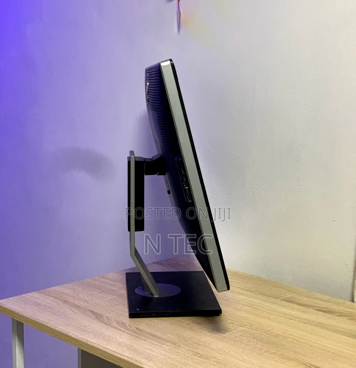 30 Inches Dell Ultrasharp Monitor ()