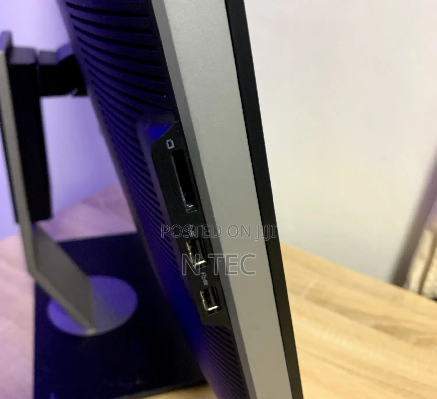 30 Inches Dell Ultrasharp Monitor ()