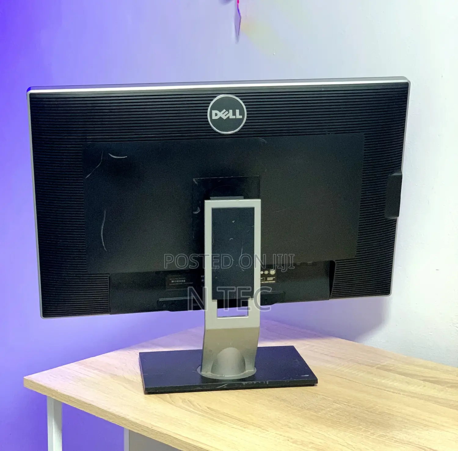 30 Inches Dell Ultrasharp Monitor ()