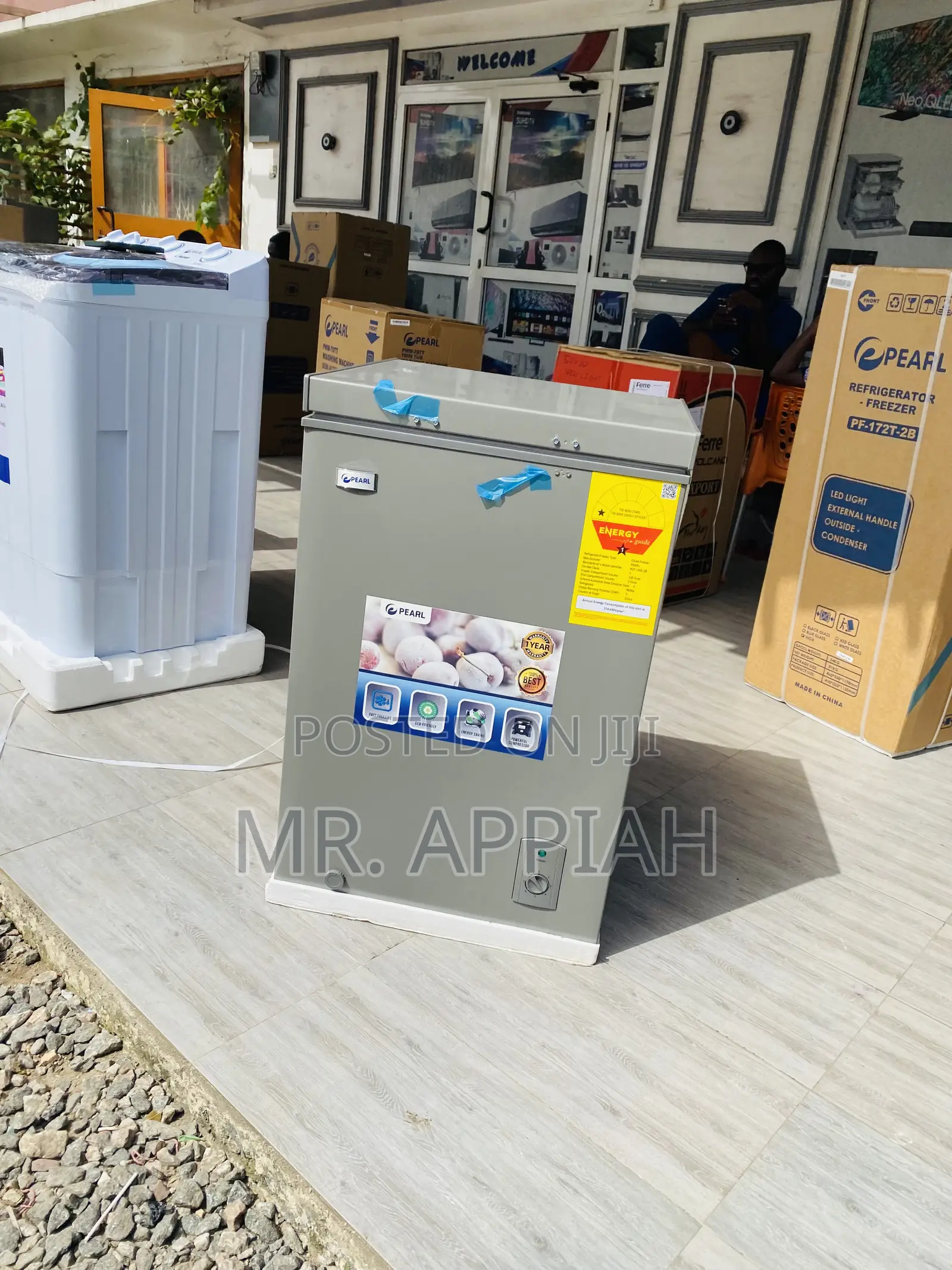 Electric Single Door Pearl Chest Freezer With Inside Light.