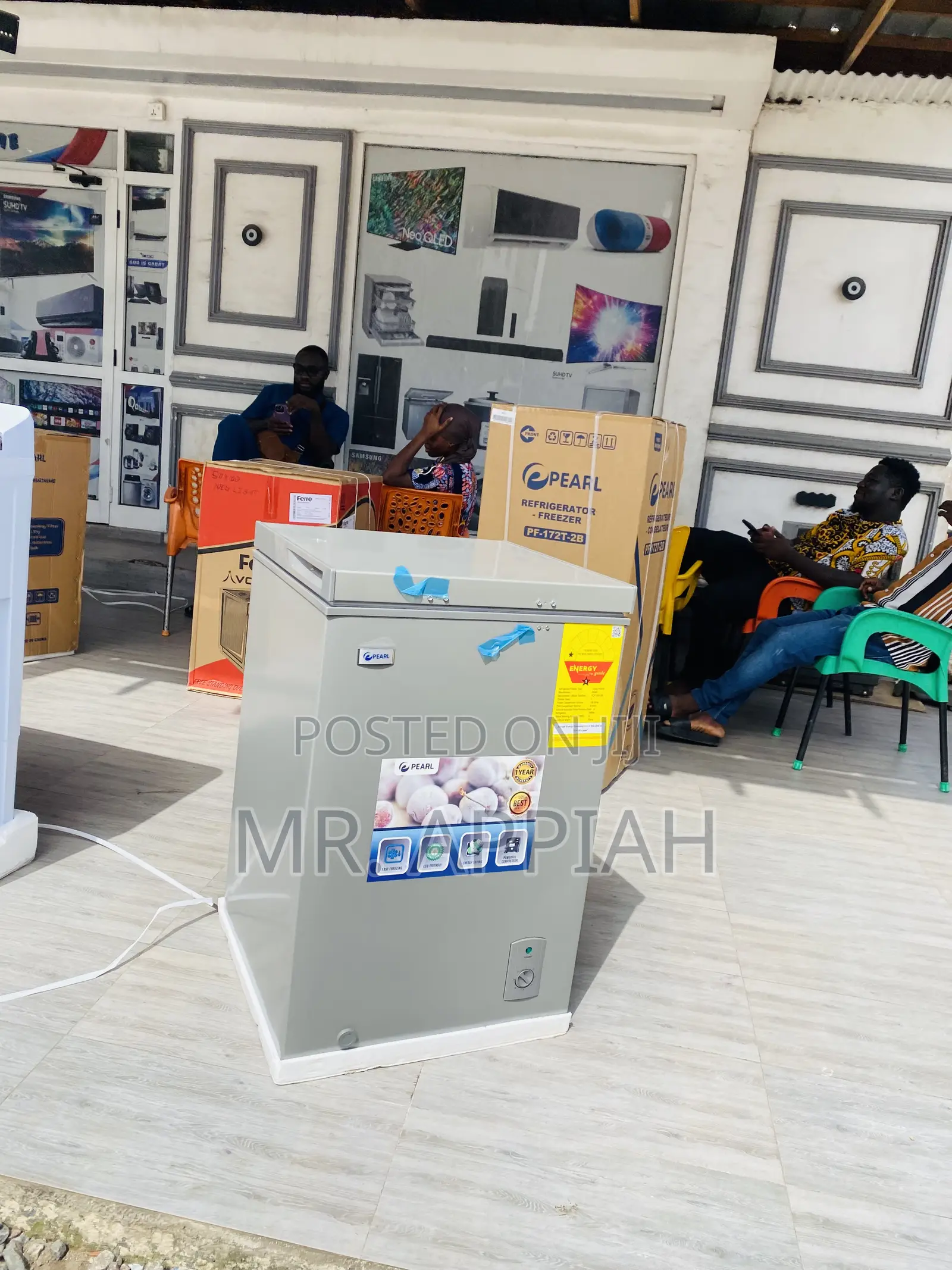 Manual Defrost Single Door Pearl PCF-127 Chest Freezer.