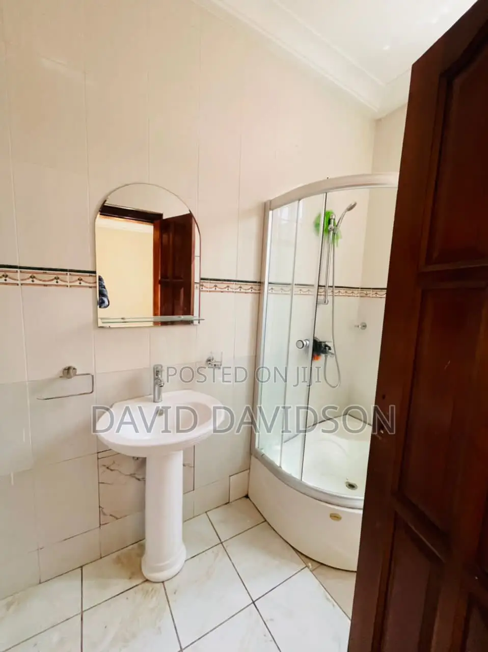 6bdrm Mansion in Executive 6 Bedroom, Tema Metropolitan for rent