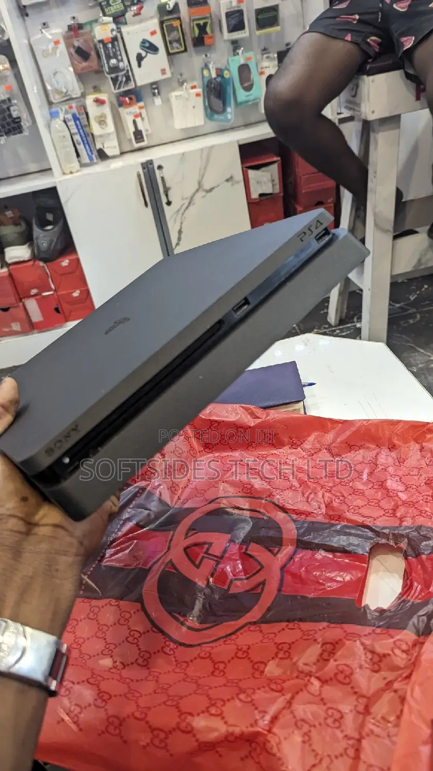 Exclusive UK PS4 SLIM 500GB+Pad - Unbeatable Value!”