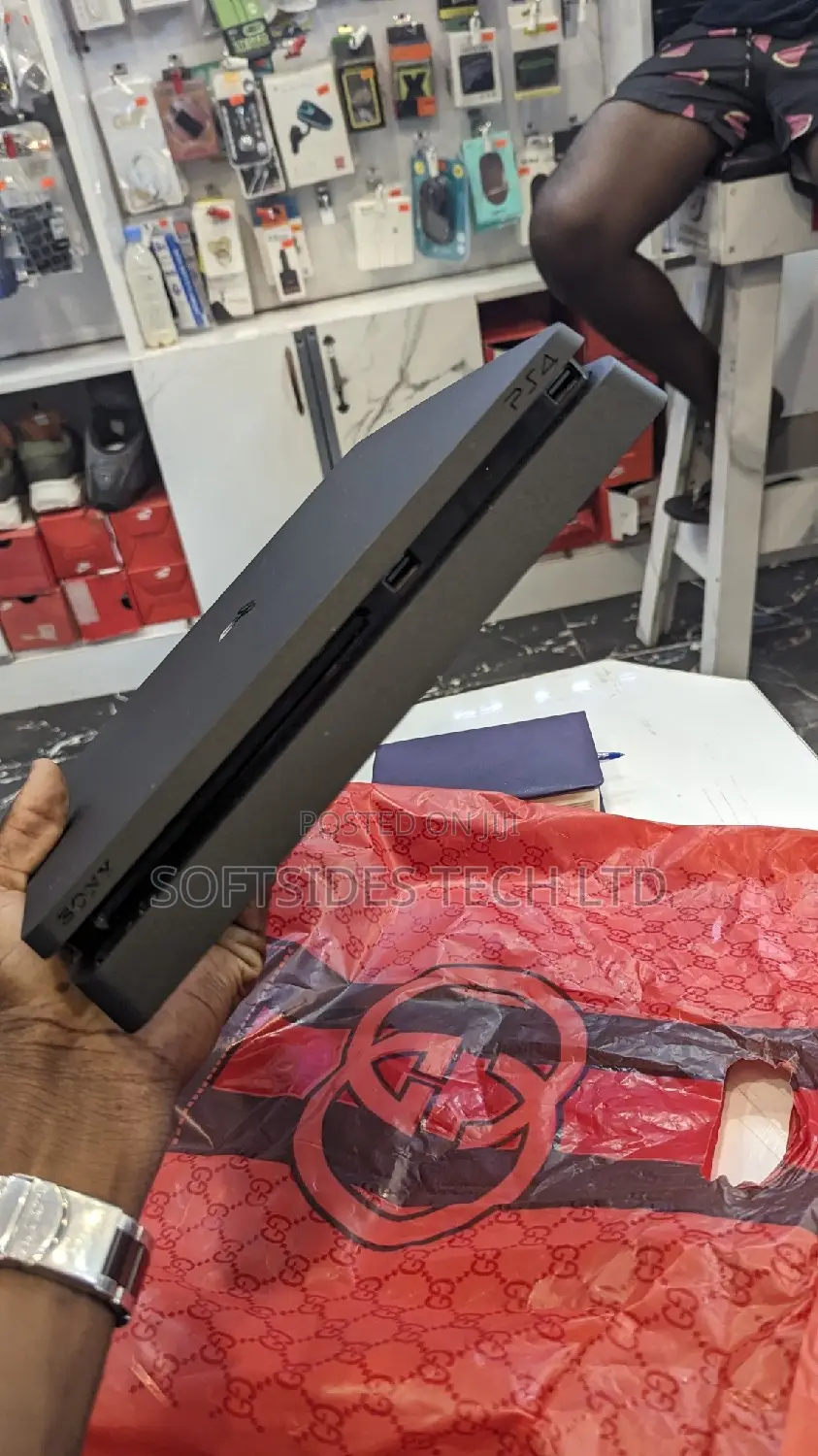 Exclusive UK PS4 SLIM 500GB+Pad - Unbeatable Value!”