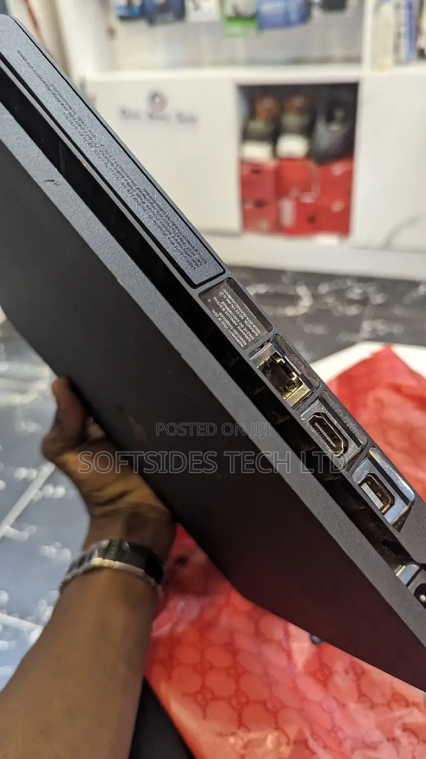 Playstation 4 SLIM 500GB+Controller - Gaming Satisfaction!