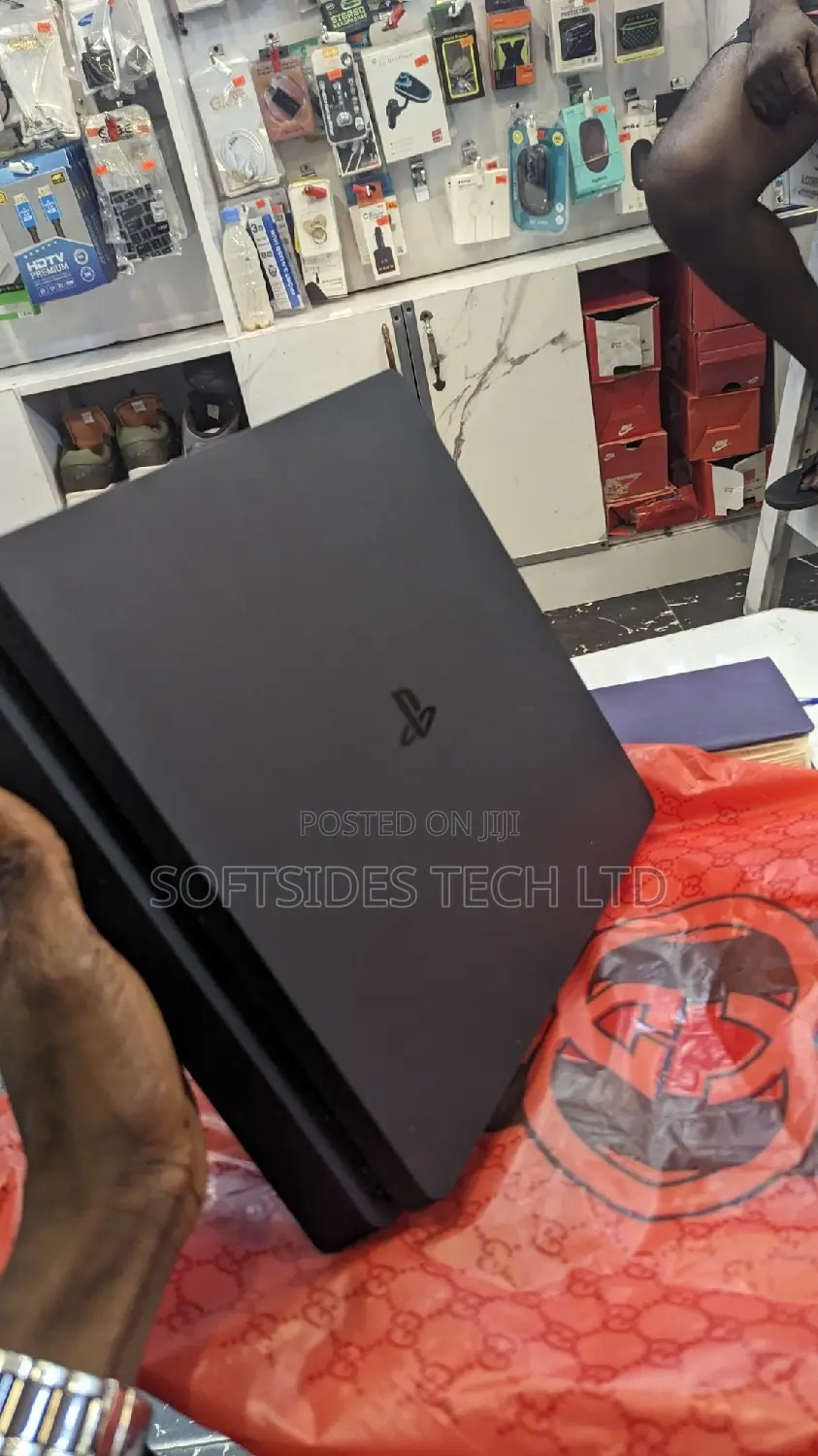 Playstation 4 Slim With 2 Controllers and 8 Solid Games Ps4 Jailbreak