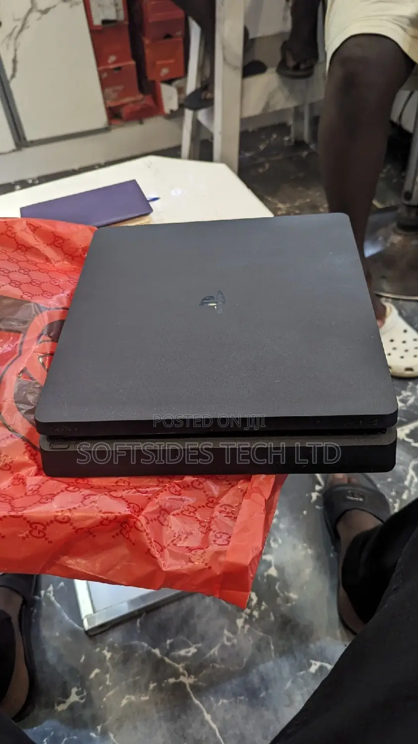 Playstation 4 Slim With 2 Controllers and 8 Solid Games Ps4 Jailbreak