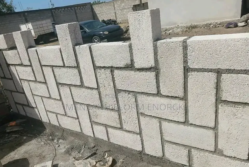 Am a Good Contration Works Company. Bluidng, Feas Wall ,