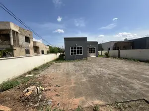 3bdrm House in Bee 🐝 Decor & Homes, Old Ashomang for sale