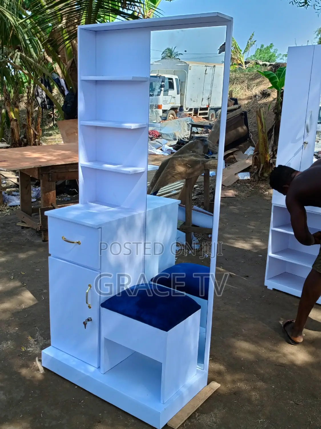 Dressings Mirror
