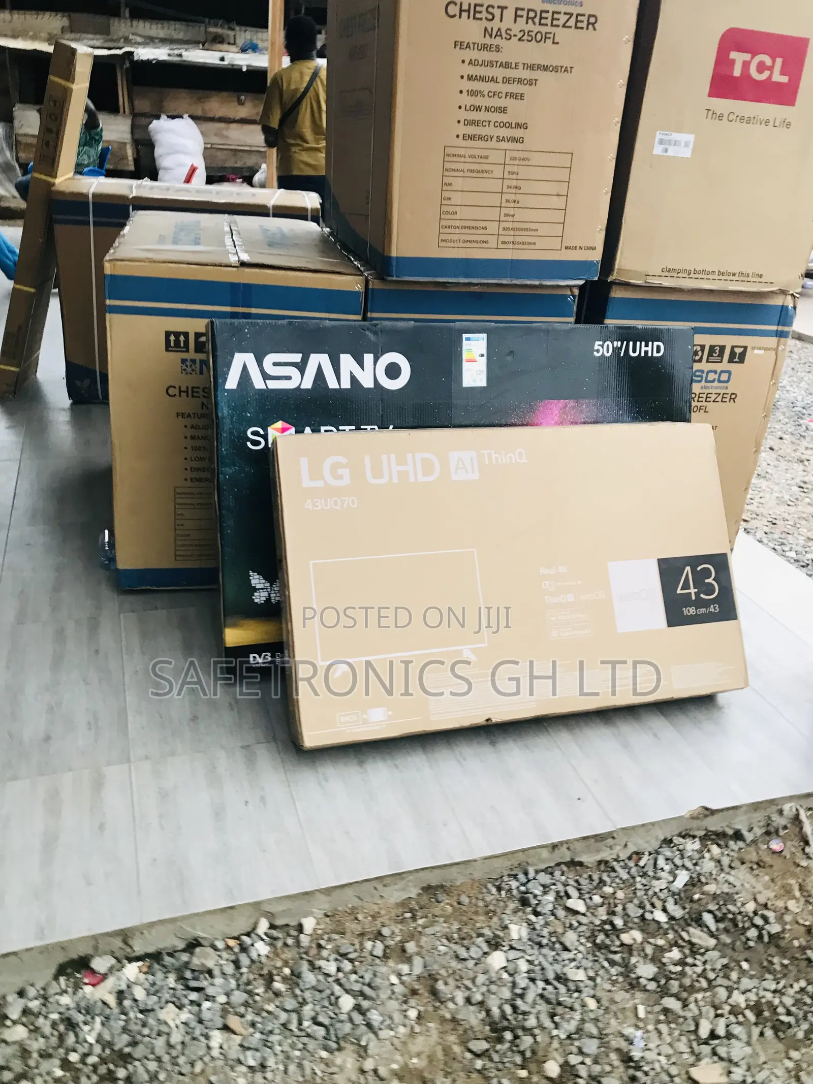 Glossy 43 Inches Electric Black UQ70 LG Smart Tv