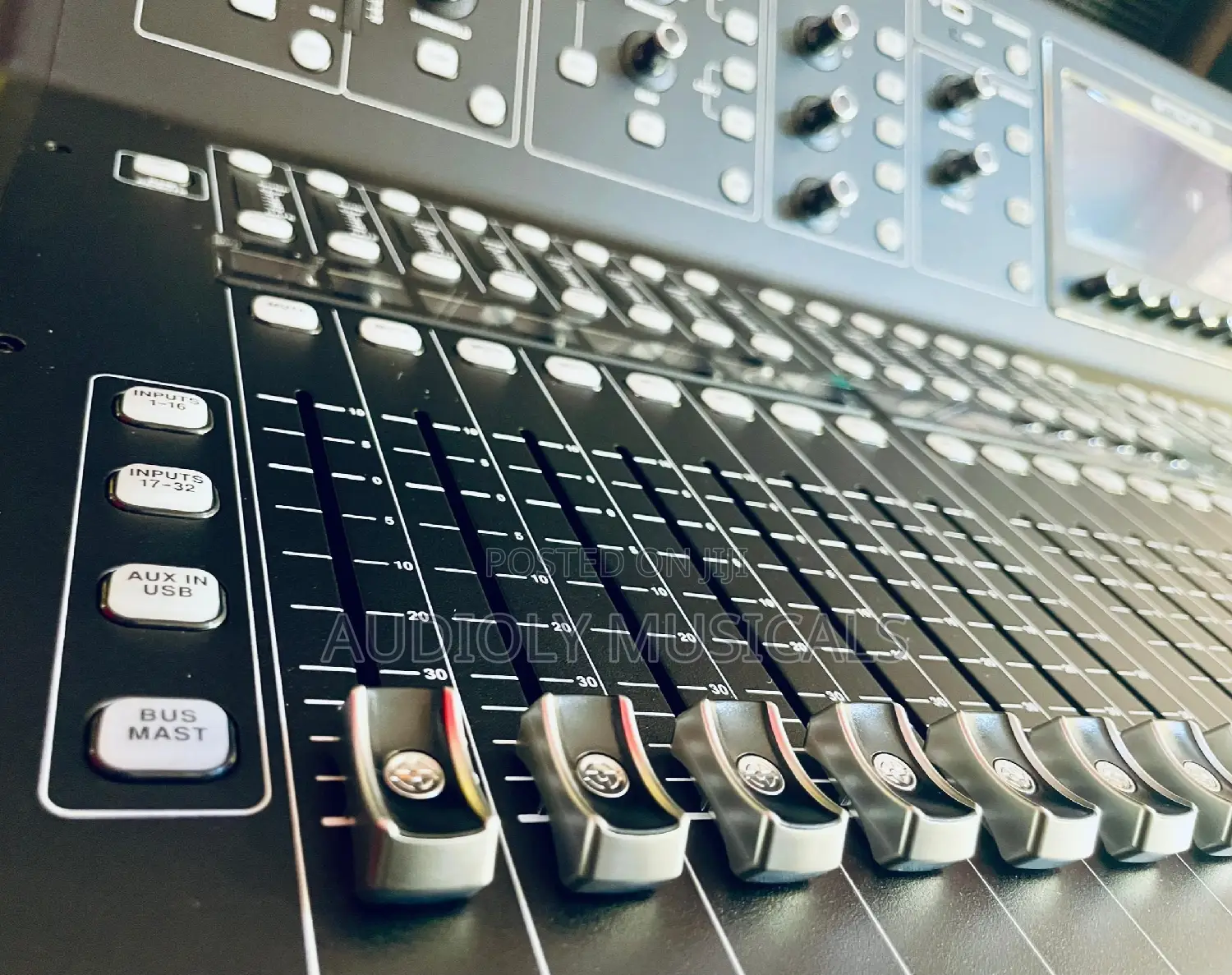 Midas M32 Live Digital Mixer With Stage Box Bundle