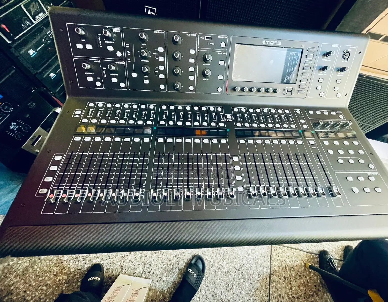 Midas M32 Live Digital Mixer With Stage Box Bundle