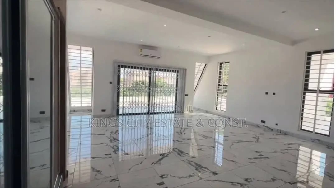 6bdrm House in Whitehouse, Achimota for sale