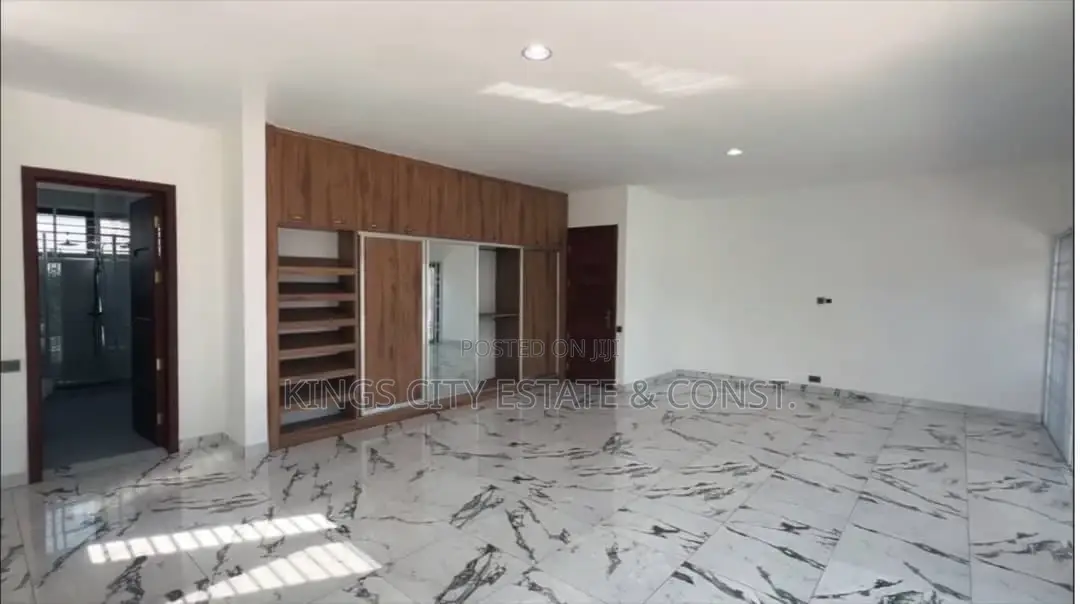6bdrm House in Whitehouse, Achimota for sale
