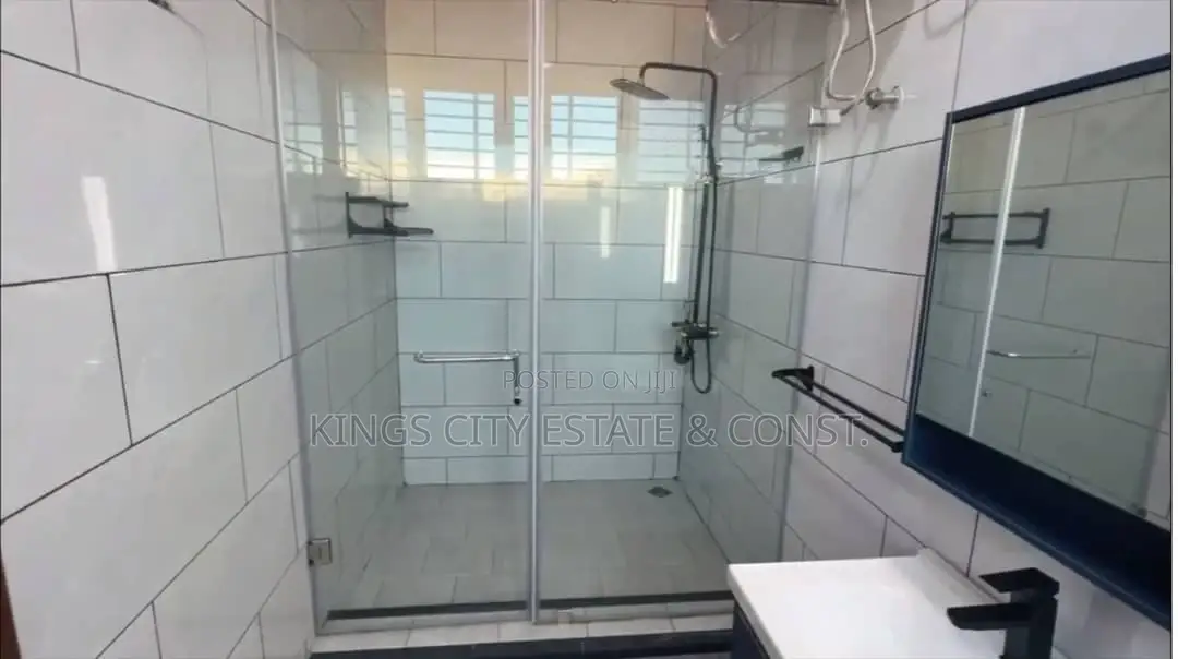 6bdrm House in Whitehouse, Achimota for sale