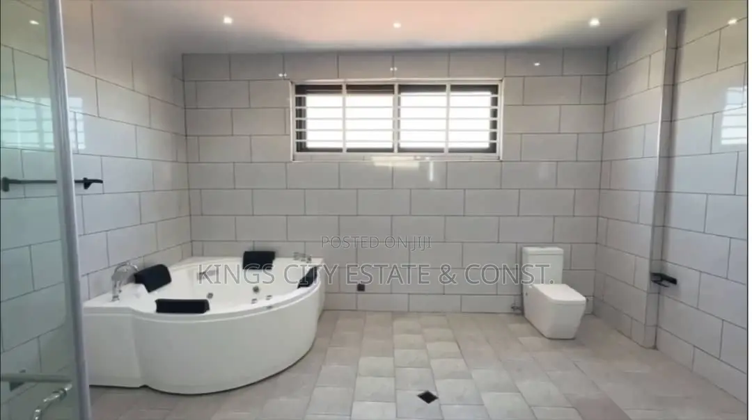 6bdrm House in Whitehouse, Achimota for sale