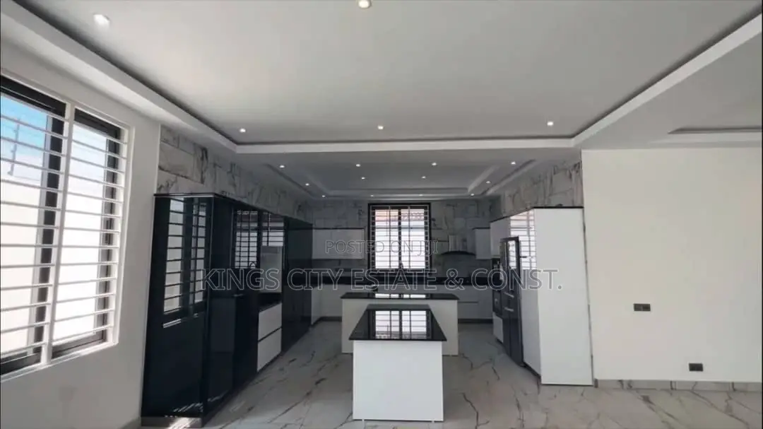6bdrm House in Whitehouse, Achimota for sale