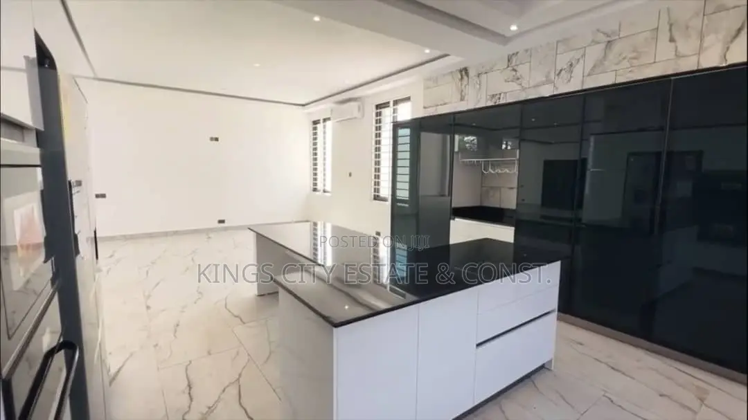 6bdrm House in Whitehouse, Achimota for sale