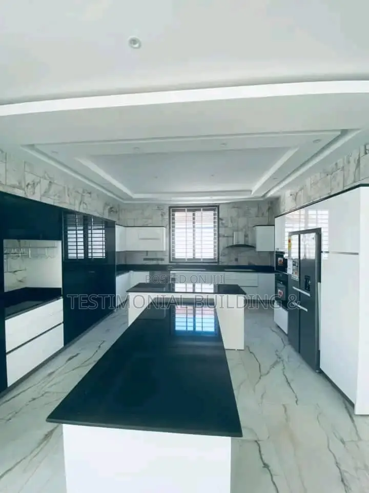 8bdrm House in Testimonial Building, Adjiriganor for sale