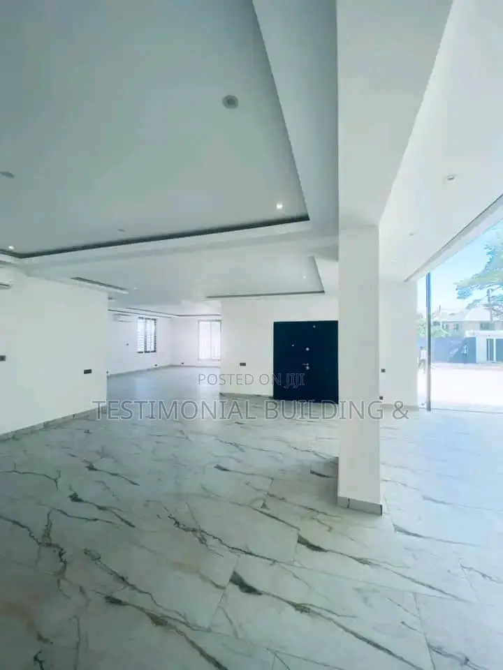 8bdrm House in Testimonial Building, Adjiriganor for sale